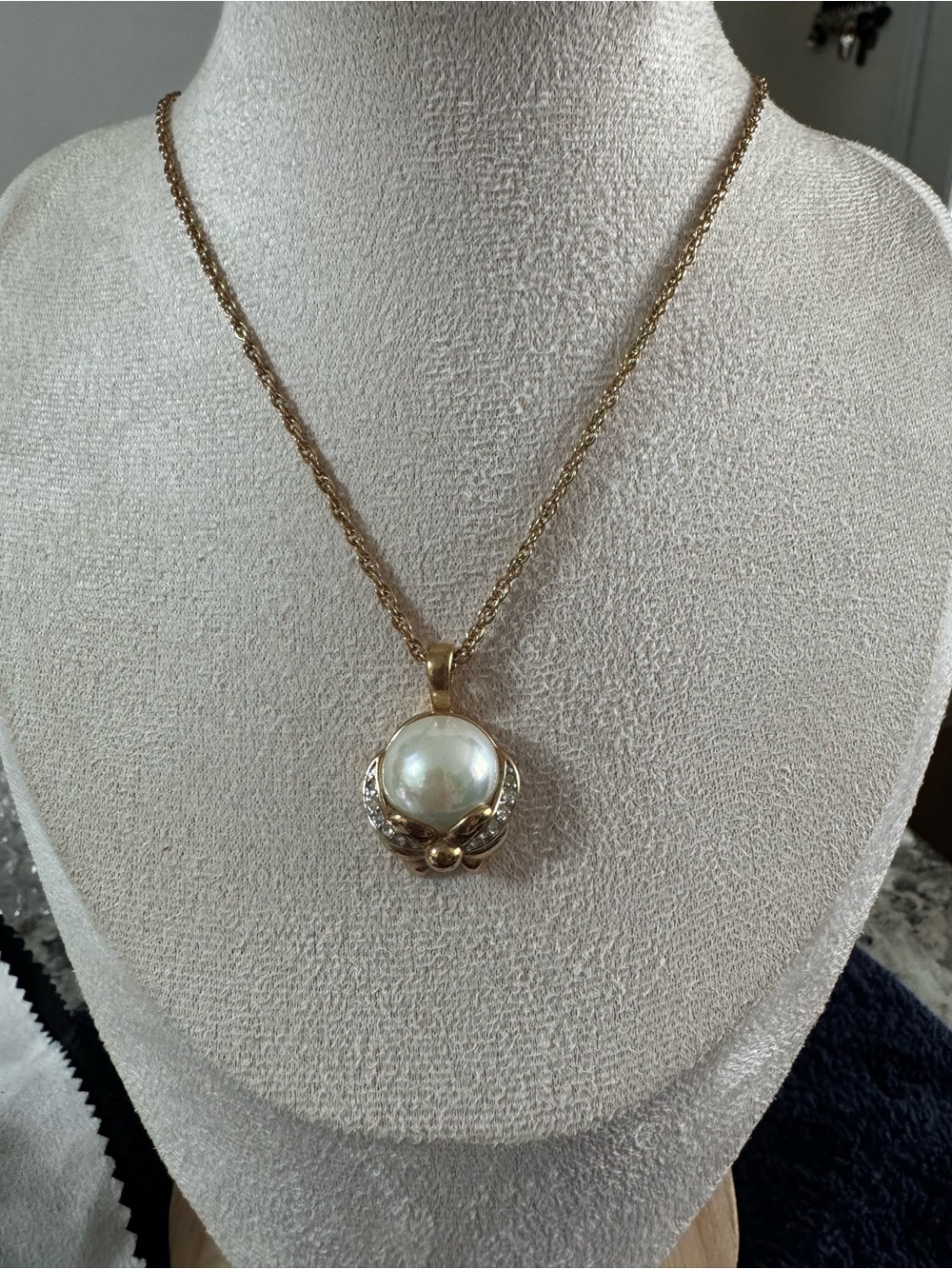 Nina Ricci Gold Pearl Pendant Necklace - Classic Women's Jewelry